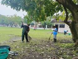 Peduli Lingkungan, Babinsa Jajar Bersama Pegawai Dispora Laksanakan Pembersihan