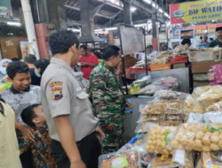 Jelang Bulan Suci Ramadhan, Babinsa Koramil 04/Jebres Turun Ke Pasar Tradisional Cek Harga Sembako