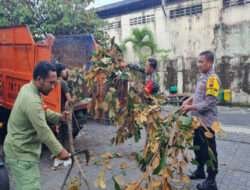Jum’at Bersih, Babinsa & Aparat Kelurahan Tipes Adakan Kerja Bakti