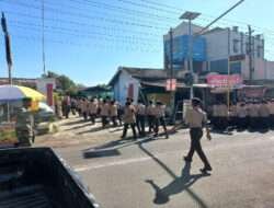 Berikan Rasa Aman, Babinsa Bantu Sebrangkan Anak Sekolah