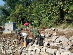 Babinsa Koramil Sine Sempatkan Bantu Pembuatan Talut Jalan Di Desa Binaan