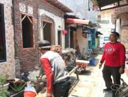 Bersama Masyarakat, Koramil 04/Jebres Gotong Royong Rehab Rumah Tidak Layak Huni Milik Warga