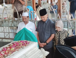 Ganjar Pranowo Bersama Istri ziarah ke Makam Sunan Gresik