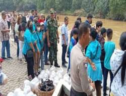 Tingkatkan Swasembada Pangan, Babinsa Sewu Bersama Kelompok GBI Efata Tabur Benih Ikan Nila dan Ikan Lele