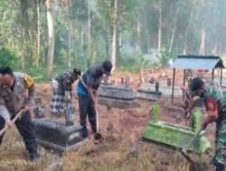 Sinergitas Tiga Pilar, Polres Tulungagung Bersihkan Makam Umum Jelang Ramadhan