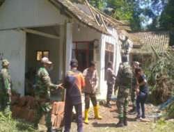 Kompak, Polisi Bersama TNI dan Warga Perbaiki Rumah Pasca Angin Puting Beliung di Bondowoso