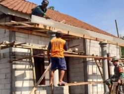Bantu Kesulitan Warga, Babinsa Trosobo Bantu Bangun Rumah
