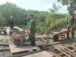 Dukung Pembangunan, Babinsa Koramil 0801/12 Pringkuku Gotong Royong Bantu Pengecoran.