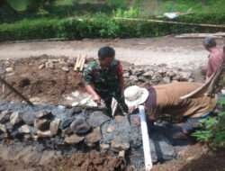 Babinsa Gondanglegi Bantu Buat Talud Warga