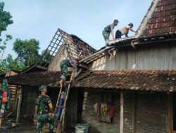 Kompak, Anggota Koramil BringinBantu Perbaiki Rumah Warga Yang Rusak Akibat Hujan dan Angin Kencang
