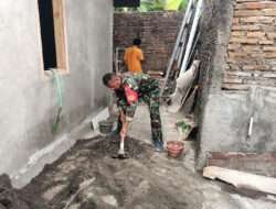 Manunggal Dengan Rakyat Babinsa Kelurahan Sumber Bantu Renovasi Rumah Tidak Layak Huni di Wilayah Binaan