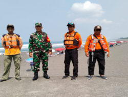 Babinsa Glagah Pantau Pengunjung Obyek Wisata Pantai Glagah Indah