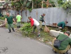 Bersama Warga, Babinsa Mangkumen Laksanakan Kerja Bakti Bersihkan Lingkungan