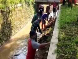 Peduli Lingkungan, Babinsa Koramil 0801/01 Pacitan Gotong Royong Bersihkan Sungai Bersama Warga