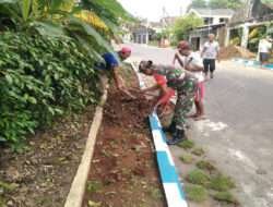 Babinsa Kendal Bersama Warga Melaksanakan Kerja Bakti pengurukan Badan Jalan