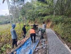 Permudah Aktivitas Sehari – Hari, Babinsa Kodim 0802/Ponorogo Rabat Jalan Desa Bersama Warga