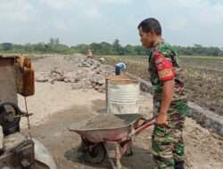 Babinsa Kerja Bakti Buat Talud Irigasi