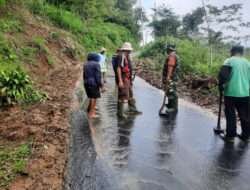 Bersama Warga, Babinsa Conto Dan Anggota Koramil 21/Bulukerto Karya Bakti Bersihkan Longsoran