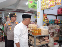 Awal Ramadhan, Kapolres Ponorogo Bersama Bupati Sidak Bahan Pokok di Pasar Legi