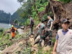 Tanah Longsor dan Pohon Tumbang Menghalangi Jalan, Anggota Kodim 0802/Ponorogo Bersama instansi Terkait Lakukan Kerja Bakti