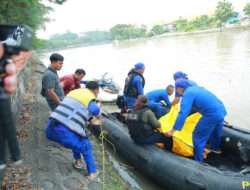 Tim SAR Ditpolairud Polda Jatim Berhasil Evakuasi 9 Motor dan Penumpang Perahu Tambangan yang Tenggelam