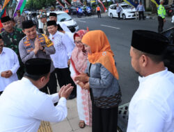 Kapolres Gresik Dampingi Gubernur Jawa Timur Bagikan Bantuan Kepada Seribu anak Yatim