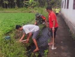 Wujud Manunggal Bersama Rakyat, Babinsa Catur Ikut Kerja Bakti Bersihkan Saluran Irigasi