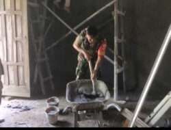 Bantu Kesulitan Rakyat, Babinsa Luangkan Waktunya Ikut Bangun Rumah Warga