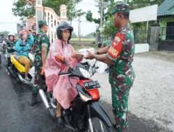 Bantu Warga di Perjalanan, Koramil 01 Sukoharjo Bagikan Takjil Berbuka Puasa ke Pelintas Jalan