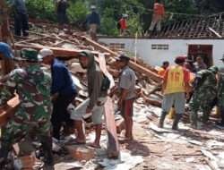 Ringankan Beban Samiyem, Personil Koramil Batuwarno Bersama Warga Bersihkan Sisa Longsoran