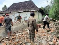 Gerak Cepat, Babinsa dan Babinkamtibmas Bantu Rumah Roboh Warga Binaan