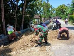 Manunggal dengan Rakyat, Babinsa Gotong Royong Uruk Jalan