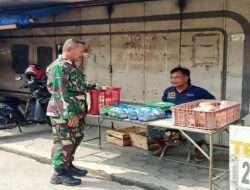 Antisipasi Lonjakan Harga Sembako Jelang Lebaran, Babinsa Jagalan Sambangi Penjual Sembako di Pinggir Jalan