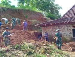 Dinding Dapur Rumah Warga Tertimpa Longsor, Anggota Kodim 0802/Ponorogo Turun Kerja Bakti