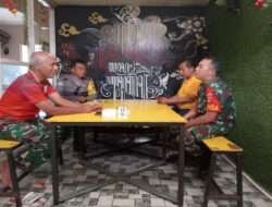 Babinsa Jayengan Komsos Bersama Tokoh Masyatakat