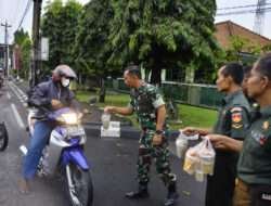Jelang Berbuka Puasa, Kodim 0735/Surakarta Bagikan Takjil Gratis Bagi Pengguna Jalan