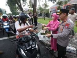 Kapolres Gresik Bagi-bagi Takjil Bongko Kopyor Kepada Masyarakat