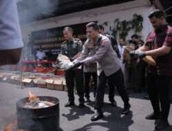Polresta Malang Kota Musnahkan Ribuan Botol Miras Hasil Ungkap Kasus Ops Pekat Semeru 2023