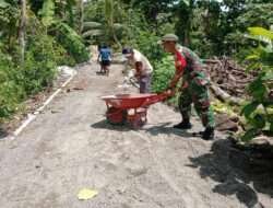 Peduli Dengan Warga Binaan Anggota Koramil Ngawi Bantu Warga Pasang Paving