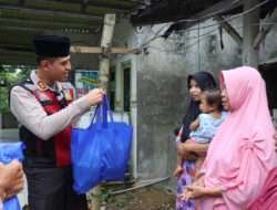Polri Peduli, Polres Pamekasan Salurkan Bantuan Sembako Kepada Warga Terdampak Banjir