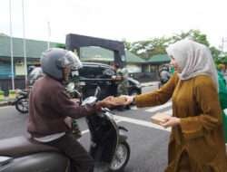 Kodim Kulon Progo Bagikan Ratusan Bungkus Takjil Kepada Pengguna Jalan