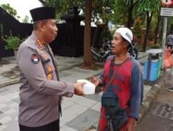 Jumat Berkah, Bidhumas Polda Jatim Berbagi Takjil Kepada Pengguna Jalan