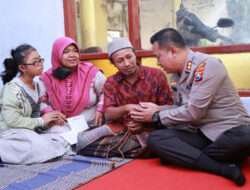 Turut Belasungkawa, Kapolres Kediri Kunjungi Keluarga Korban yang Hanyut di Selokan