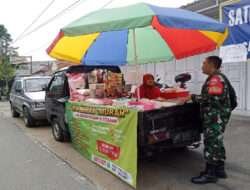 Babinsa Danukusuman Cek Pelaku UMKM Penjual Sembako Menjelang Lebaran