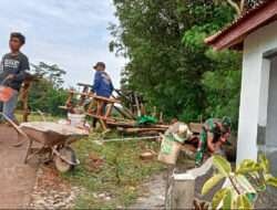 Wujudkan Kondusifitas Lingkungan, Babinsa Tanjung Bantu Warga Bangun Poskampling