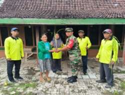Menuju Kampung Sehat, Babinsa Campurasri dan Perangkat Desa Bagikan Bibit Tanaman Sereh Kepada Warga