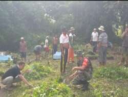 Koramil Paiton Bersama Warga Binaan Kerja Bakti Bersihkan TPU