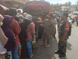 Gelar Bazar Sembako Murah, Babinsa Koramil 0801/02 Kebonagung Lakukan Pengamanan