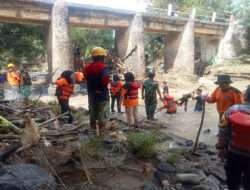 Jembatan Tersumbat Barongan Babinsa Pengkok Bantu Evakuasi