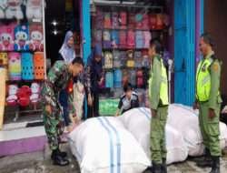 Karyawan Toko Jadi Target Komsos Babinsa Kelurahan Sudiroprajan